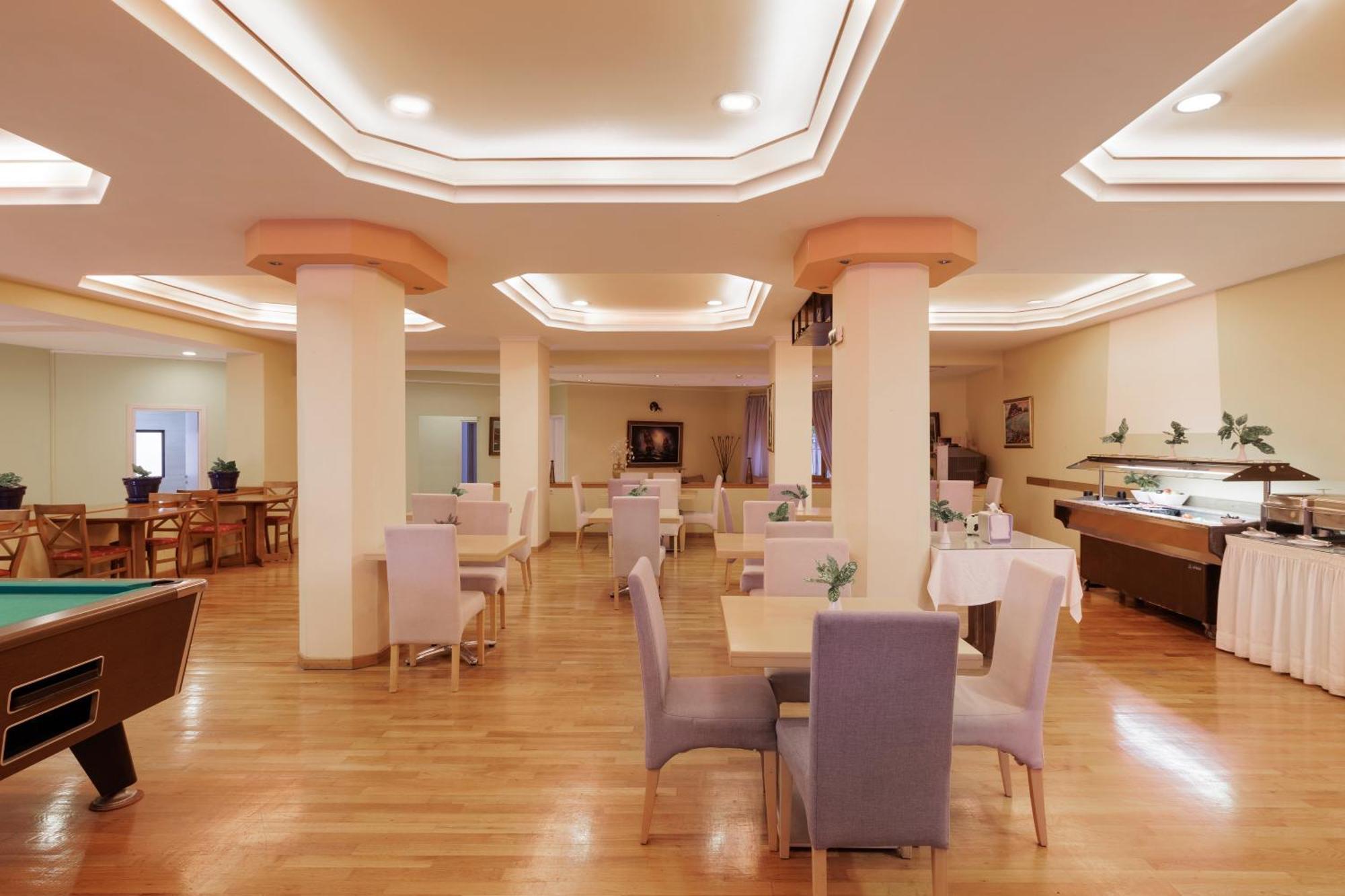 Louvre Hotel 고우비아 외부 사진